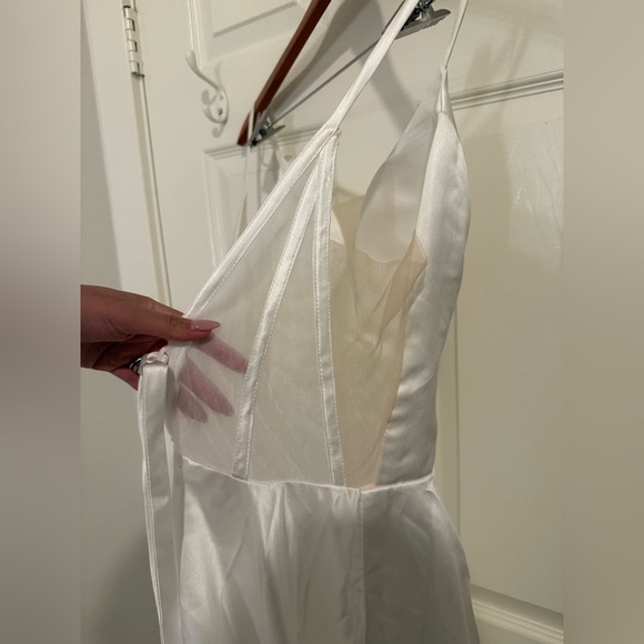 V neck satin wedding dress - Picture 11 of 14